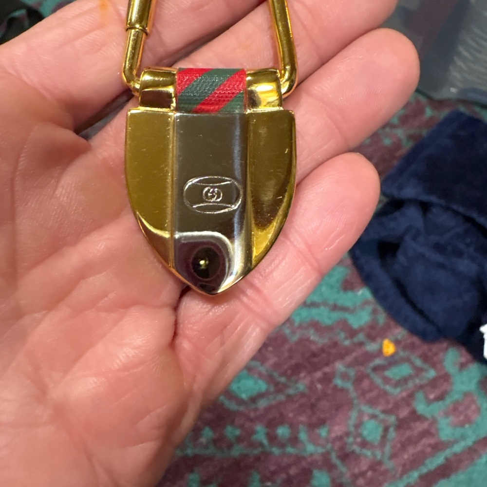 Gucci Rigato Shield Men's Key Ring - Picture 5 of 10